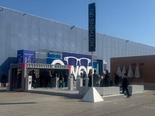 MWC BARCELONA 2026 Exterior de un edificio con personas haciendo cola y carteles publicitarios.